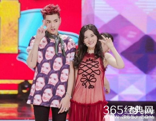 吴亦凡变迷弟求合照 T恤上画满谢娜头像