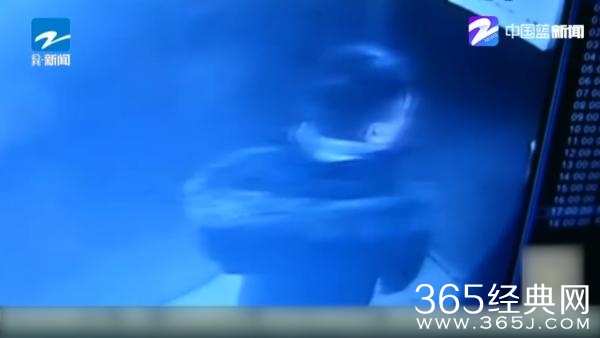 女子电梯内遭猥亵 竟被强求性交易