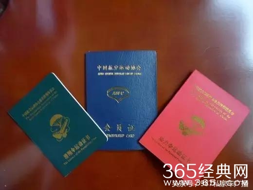 福州闹市区上空突现滑翔伞，飞上天的人可能要面临处罚