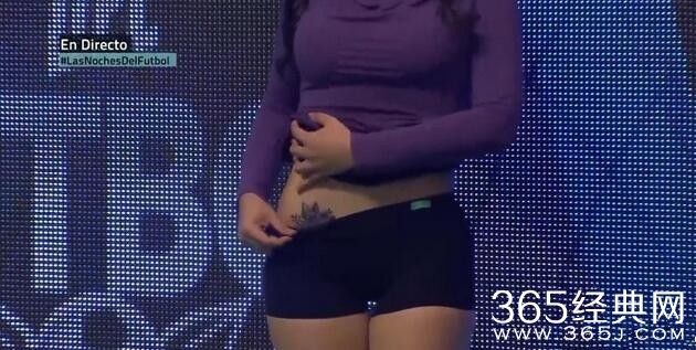 女主播Claudia Guajardo扒裤子展示自己文身视频图片
