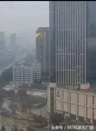 福州闹市区上空突现滑翔伞，飞上天的人可能要面临处罚