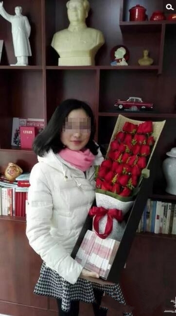 丈夫送妻子一束花里面塞了15万现金图片
