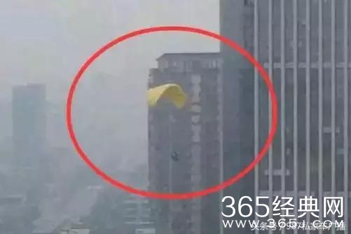 福州闹市区上空突现滑翔伞，飞上天的人可能要面临处罚