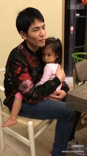 萧敬腾抱林熙蕾女儿 感叹有女儿真幸福