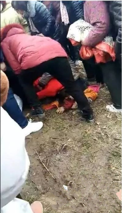 28岁母亲骑车带一对7岁双胞胎儿子回家掉河里全溺亡