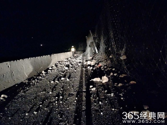 云南鲁甸突发地震  官兵民兵紧急驰援