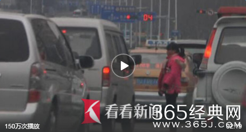 祖孙三代寒风中乞讨 要不到钱怪罪记者