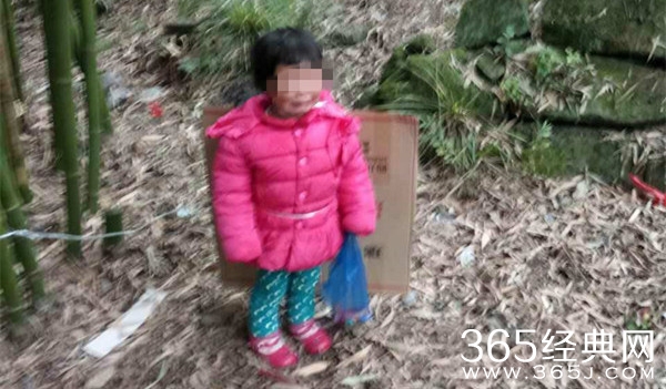 四川2岁小女孩大年初一被父亲拴坟场 母亲称因前夫逼复婚