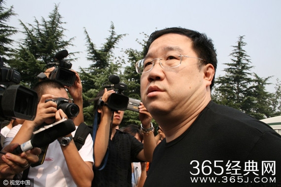 英达持美国绿卡 或被判30个月以下监禁