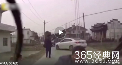 3名男子横车路中拦婚车强讨喜烟被婚车撞倒