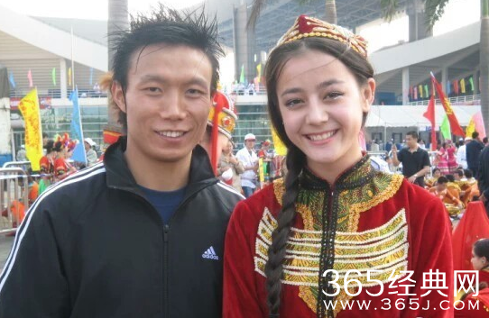 迪丽热巴10年前广州演出照 穿新疆服饰引围观