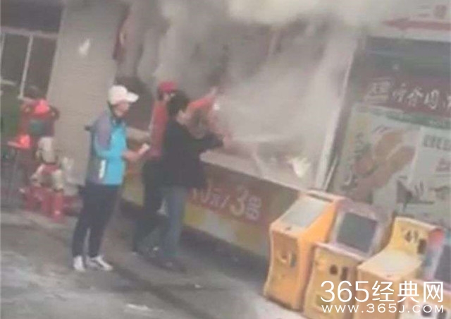 食店突发火灾 热心大叔砸玻璃冒火进店关电源