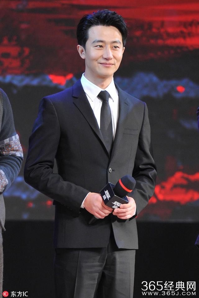 黄轩帅气有型演硬汉像开了挂，拍戏“惨”到一直哭