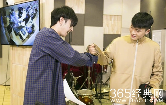 2017快乐男声主题曲是什么谁唱的 2017快乐男声主题曲《随我》歌词下载