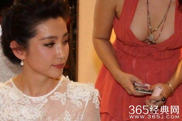 李冰冰的翻译是谁 李冰冰翻译低胸装抢镜