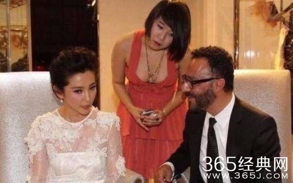 李冰冰的翻译是谁 李冰冰翻译低胸装抢镜