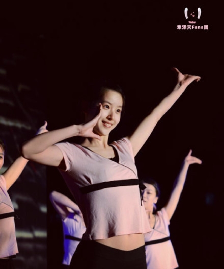 奶茶妹妹章泽天跳舞旧照曝光 奶茶妹妹跳舞旧照身材高挑气质好