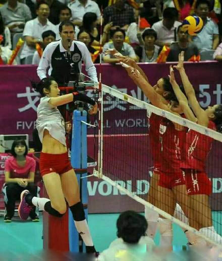 朱婷有没有腹肌 朱婷打球露八块腹肌图片