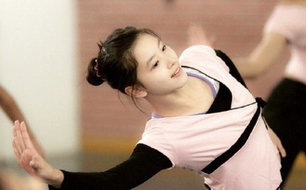 奶茶妹妹章泽天跳舞旧照曝光 奶茶妹妹跳舞旧照身材高挑气质好