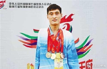 残奥会冠军街头卖唱完整视频 残运冠军梅忠全街头卖唱视频流出