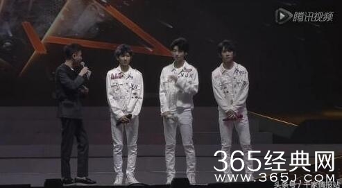 tfboys四周年演唱会主持人要求粉丝关闭灯牌却无人理是怎么回事