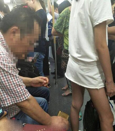 武汉地铁现恶心男用手机偷拍女子裙底  猥琐男资料照片遭扒皮