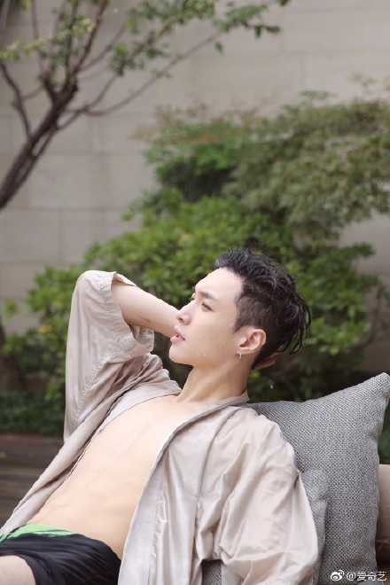 张艺兴泳池半裸照片 小绵羊张艺兴泳池秀腹肌