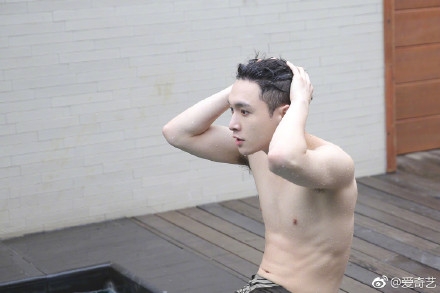 张艺兴泳池半裸照片 小绵羊张艺兴泳池秀腹肌