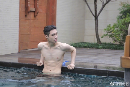张艺兴泳池半裸照片 小绵羊张艺兴泳池秀腹肌