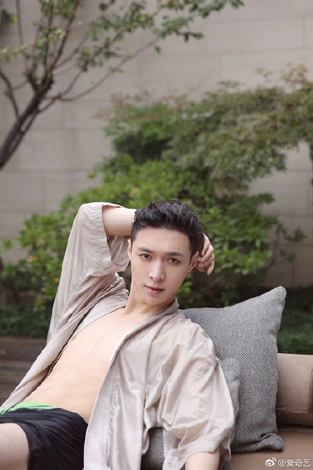 张艺兴泳池半裸照片 小绵羊张艺兴泳池秀腹肌