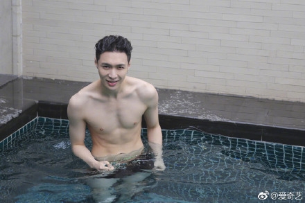 张艺兴泳池半裸照片 小绵羊张艺兴泳池秀腹肌