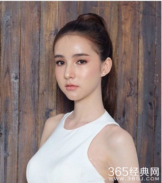 Yoshi Rinrada男儿身时照片 被称为泰版Angelababy走红