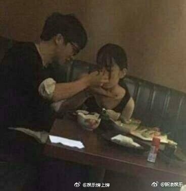 薛之谦和美女唱K喂食私密照曝光 和美女唱K的人是薛之谦吗