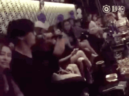 薛之谦和美女唱K喂食私密照曝光 和美女唱K的人是薛之谦吗