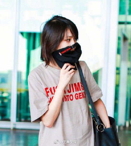 郑爽机场帽子挡脸是咋回事