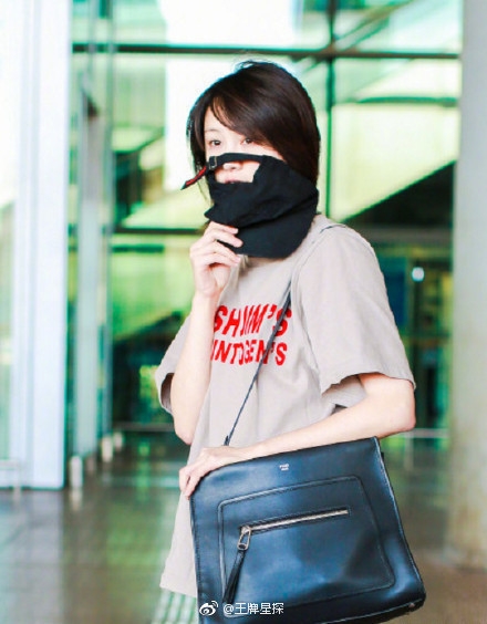 郑爽机场帽子挡脸是咋回事