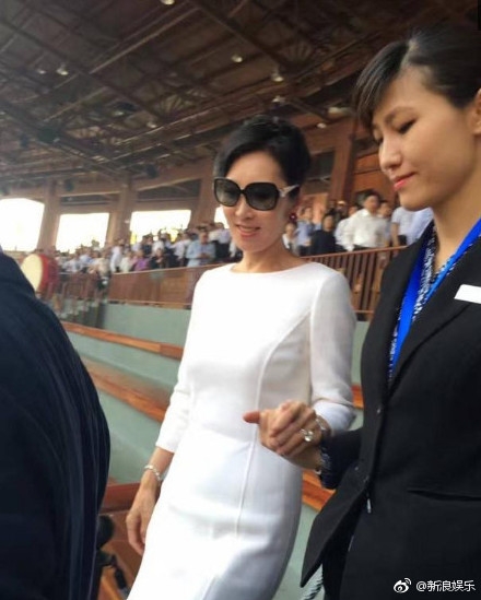 王思聪一家三口同框照片曝光 王思聪母亲是谁