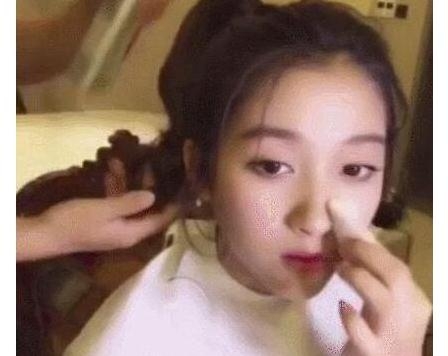 关晓彤生日会鹿晗明明在现场为什么还要录视频假装不在录视频呢