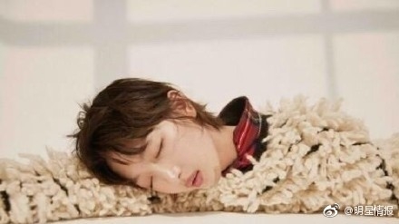 周冬雨带着伤疤出镜是怎么回事 周冬雨下巴怎么受伤的