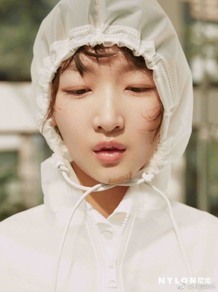 周冬雨带着伤疤出镜是怎么回事 周冬雨下巴怎么受伤的