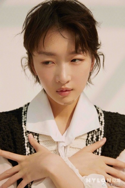 周冬雨带着伤疤出镜是怎么回事 周冬雨下巴怎么受伤的