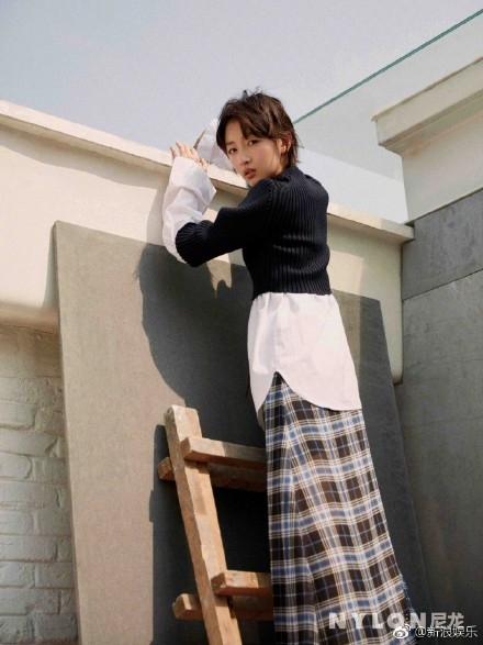 周冬雨带着伤疤出镜是怎么回事 周冬雨下巴怎么受伤的