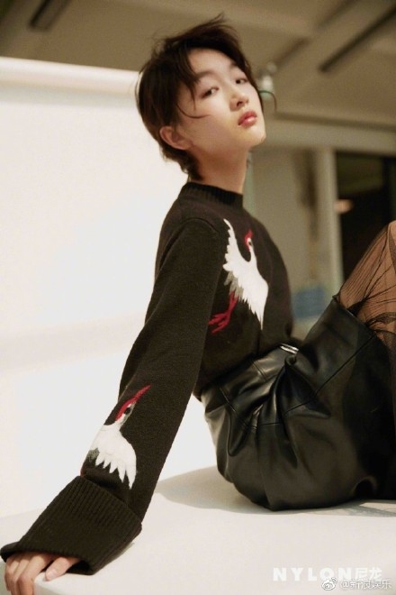 周冬雨带着伤疤出镜是怎么回事 周冬雨下巴怎么受伤的