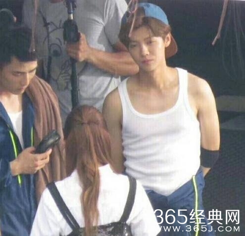 鹿晗看关晓彤化妆眼神宠溺全是爱视频