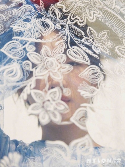 周冬雨带着伤疤出镜是怎么回事 周冬雨下巴怎么受伤的