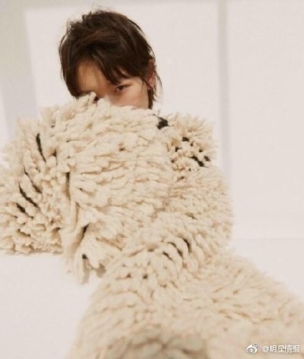 周冬雨带着伤疤出镜是怎么回事 周冬雨下巴怎么受伤的