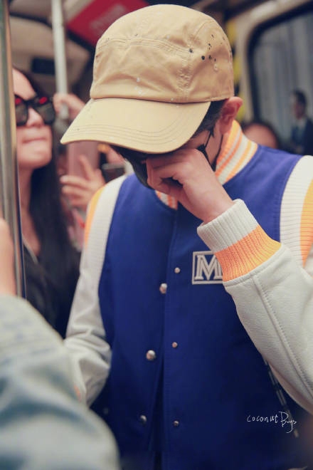 王源机场犯困打瞌睡是怎么回事 掐自己保持清醒