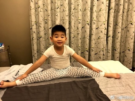 小鱼儿一字马照片曝光 小鱼儿是学跳舞的吗