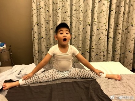 小鱼儿一字马照片曝光 小鱼儿是学跳舞的吗