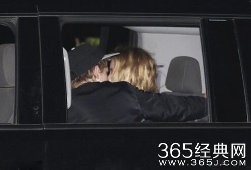 暮光女克里斯汀车内亲吻女友上演霸气车咚照片曝光